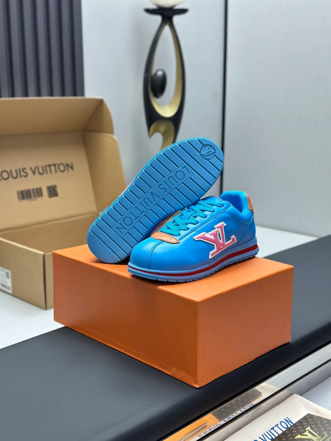 👟👟Ex-factory price 680👟👟 Full set of packaging with airplane box💰Top version LV-Louis Vuitton-classic catwalk new style 1:1 development replica of the original version! ! The upper foot is very comfortable. It is made of luxurious materials and fine workmanship. The midsole is printed with English letters "Made in Europe". The upper is made of calfskin imported from Italy. The side is decorated with the brand's LOGO and signature. The latest latex foot pads and mesh lining make the foot feel super comfortable. The original two-color TPU combination outsole is specially provided by the original factory. Bag technology Goodyear stitched edges Fabric: Exclusive customized first-layer cowhide Accessories: Exclusive private model Vuitton logo, lining: Customized silk mesh lining - first-layer silk cowhide lining Outsole: TPU combination outsole wear-resistant, non-slip and anti-yellowing Foot pads: new latex pads-mesh sweat-absorbent Counter technology: fully computerized sewing machine wire drawing Toe box back cover Hot and cold shaping Full set of pull-top lasts with medium and low logo patterns Special counter packaging - shoelaces, certificate, card, instructions, certificate of quality, dust bag, the most complete packaging on the entire network, women's 35-40 men's 38-46 (38/46 customized, non-refundable! GD9916